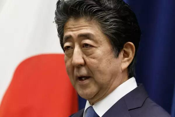 Shinzo Abe in front of Japanese flag