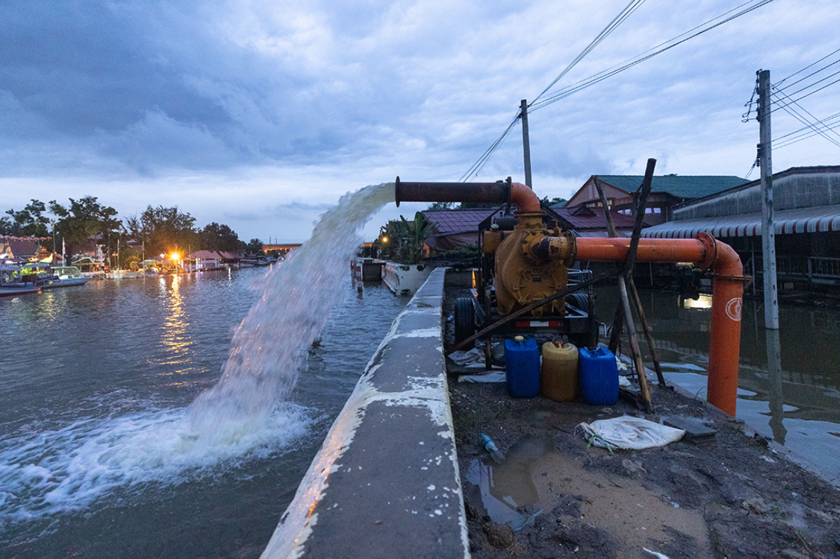 Santichon Songkroh, a small community along Bangkok Noi Canal in Thailand, faced daily flooding caused by leaking water barricades and heavy rainfall from Tropical Storm Kompasu (photo by Phobthum Yingpaiboonsuk/SOPA Images/LightRocket via Getty Images)