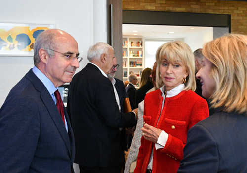 Bill Browder speaks with donors including Melanie Munk.