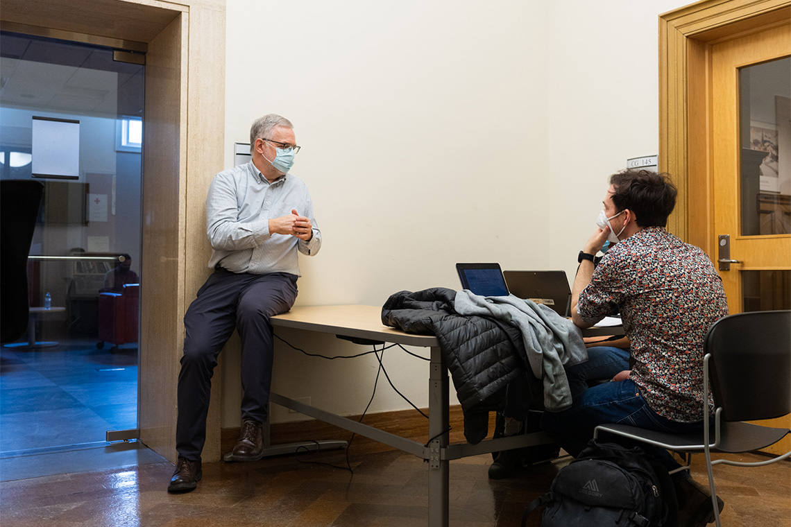 Professor John Robinson, left, teaches “Sustainability in the World: A Living Lab Course” (photo by Geoffrey Vendeville)