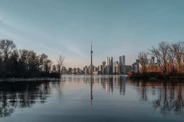 Photo of the Toronto skyline, including the CN tower