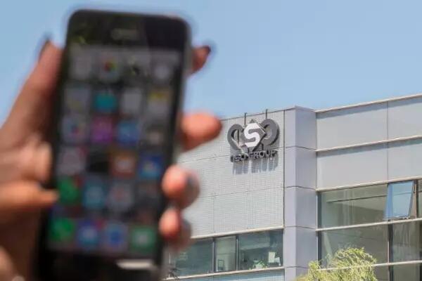 An Israeli woman uses her iPhone in front of the building housing the Israeli NSO group, on August 28, 2016, in Herzliya, near Tel Aviv. - Apple iPhone owners, earlier in the week, were urged to install a quickly released security update after a sophisticated attack on an Emirati dissident exposed vulnerabilities targeted by cyber arms dealers.