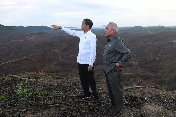 Indonesian President Joko Widodo and Governor of East Kalimantan Isran Noor visit an area planned to be the location of Indonesia's new capital in Sepaku district, Northern Penajam Paser regency, East Kalimantan province, Indonesia