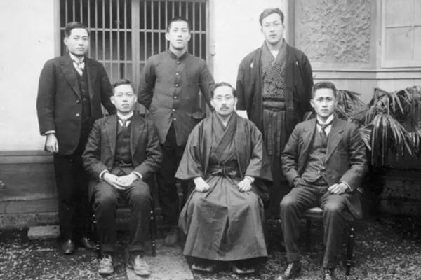 6 men sat in a black and white photo in Taiwan during the Japanese colonial era.