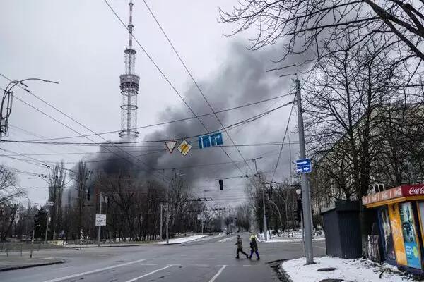 Scene of a Ukrainian city with black smoke rising in the background
