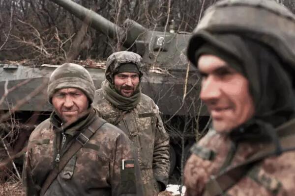 Ukrainian soldiers hold their positions in the Luhansk region on March 2, 2022
