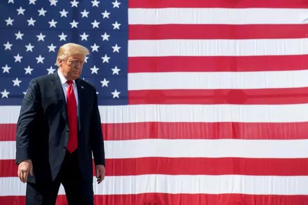 Former US president Donald Trump in front of an American flag