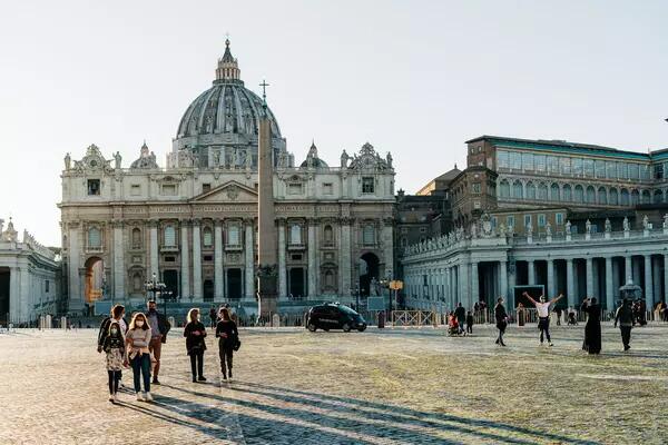 Tourists in St Peter's Square in the Vatican, wearing face masks