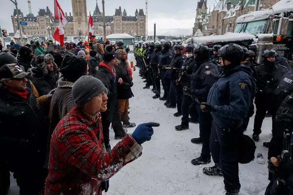 Police move in to clear downtown Ottawa near Parliament hill of protesters after weeks of demonstrations, Feb. 19, 2022.THE CANADIAN PRESS/Cole Burston