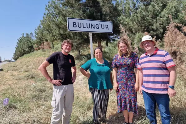 Anna Shternshis and others infront of Bulung'ur sign