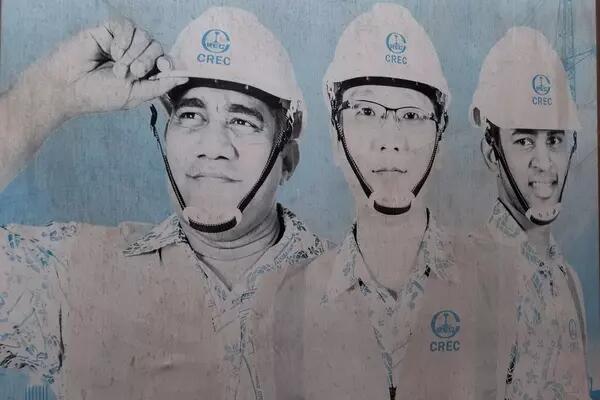 Mural of Fijian and Chinese co-workers at the perimeter of the Fijian Holdings Limited (FHL) Tower construction site in Suva. China Railway Group Limited is contracted to the project. Photo by Henryk Szadziewski, 2021. 