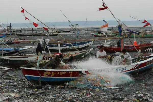 Boat collecting plastic from water