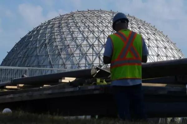 A construction worker at Ontario Place in Toronto. PHOTO BY CHRIS YOUNG/THE CANADIAN PRESS FILES