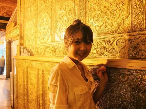 Alice Niu in front of a golden wall