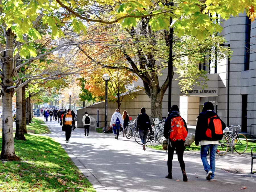 Students walking on the sidewalk infront of Robarts Library on the St. George campus of U of T