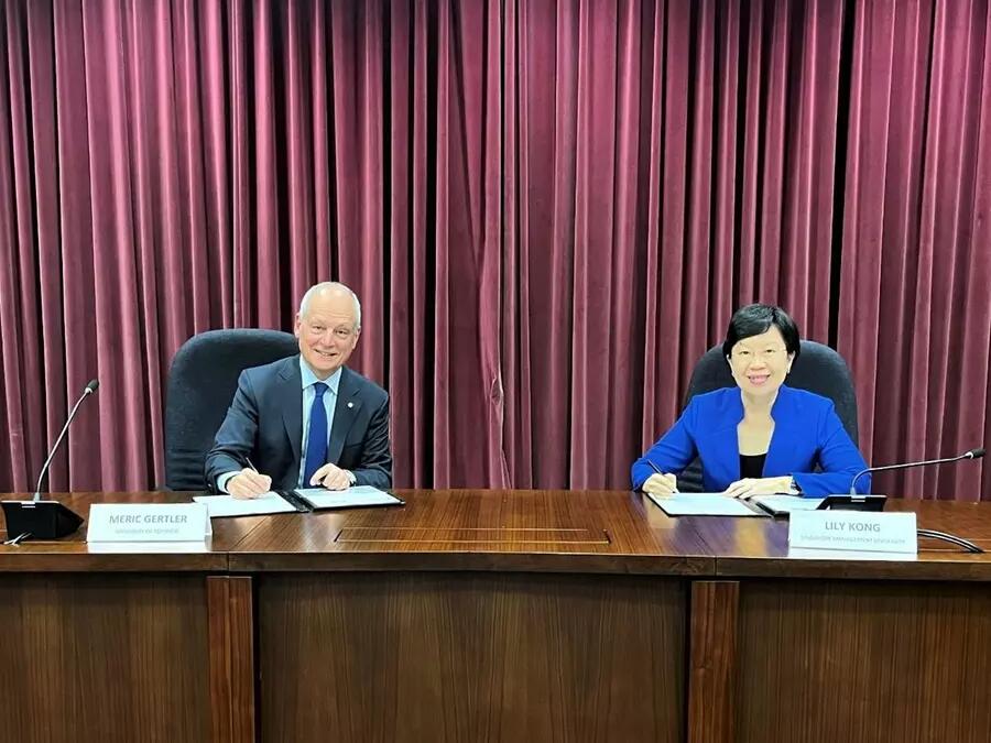 SMU President Professor Lily Kong and UofT President Professor Meric Gertler signed the strategic partnership MOU to cement strong relations and facilitate future partnerships between the universities.