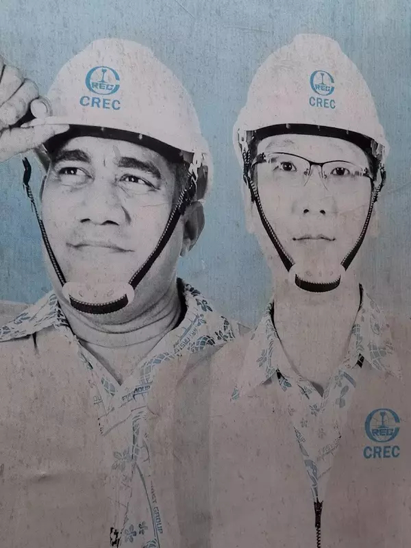 Mural of Fijian and Chinese co-workers at the perimeter of the Fijian Holdings Limited (FHL) Tower construction site in Suva. China Railway Group Limited is contracted to the project. Photo by Henryk Szadziewski, 2021. 