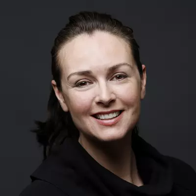 Headshot of Jennifer Robson
